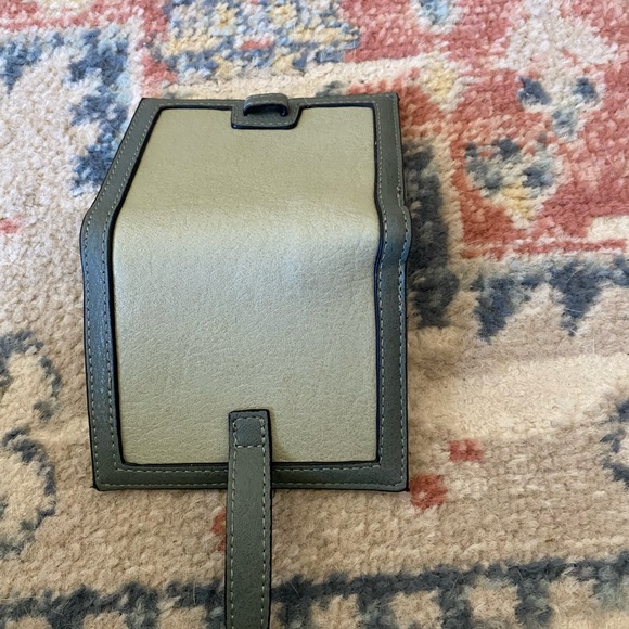 Compact Green Wallet with Textured Design - Picture 2 of 4